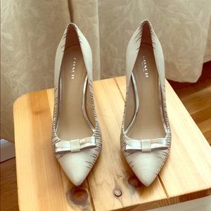 Coach Pumps